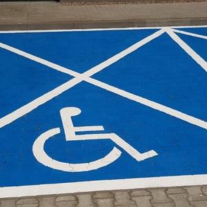 Auchan-Bydgoszcz - malowanie poziome dla osób niepełnosprawnych 1